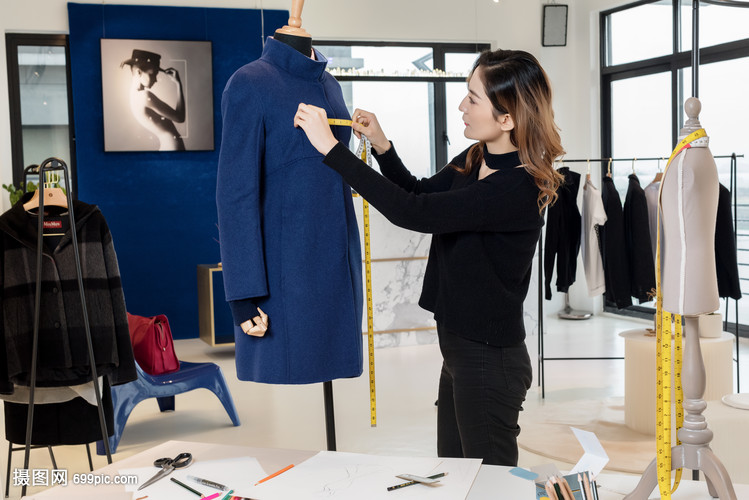 美女设计师的精准测量艺术 服装服饰的完美剪裁之道